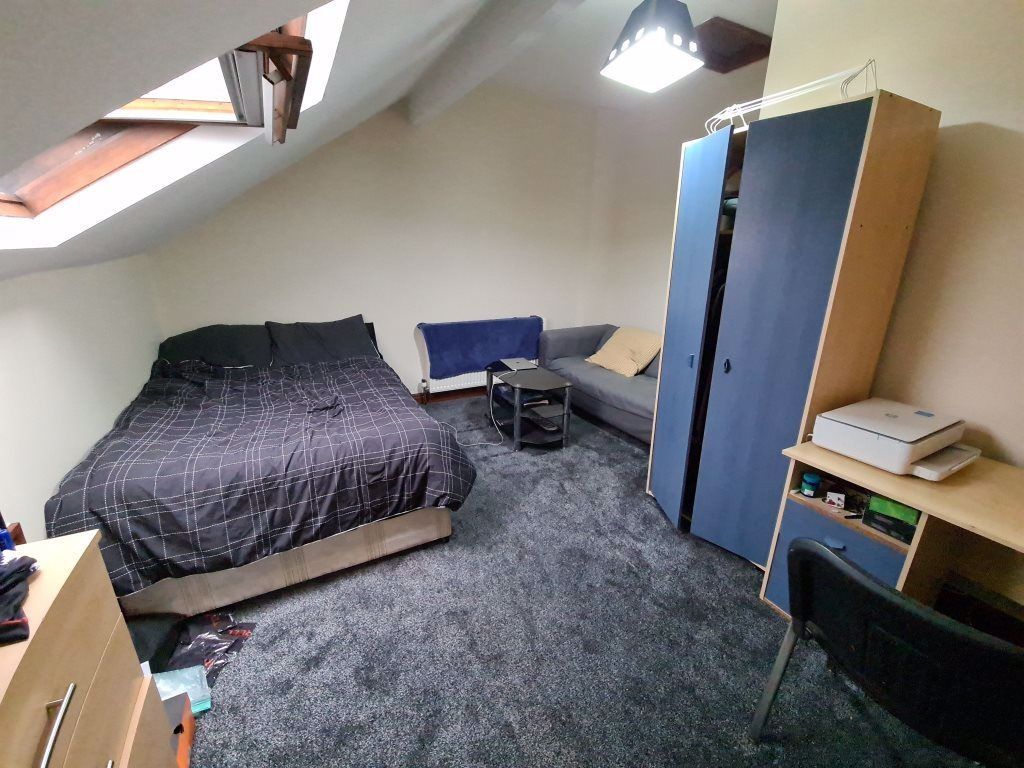 Property photo 2 of 26 A Cozy And Well-Maintained Master Bedroom Featurin...