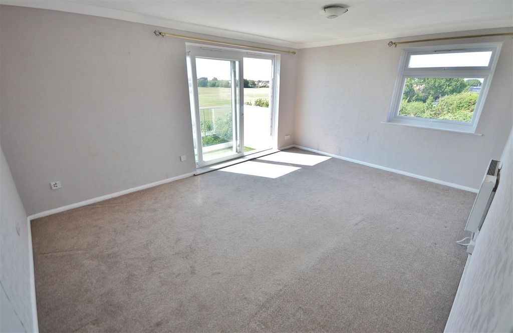 Property photo 3 of 14 Lounge