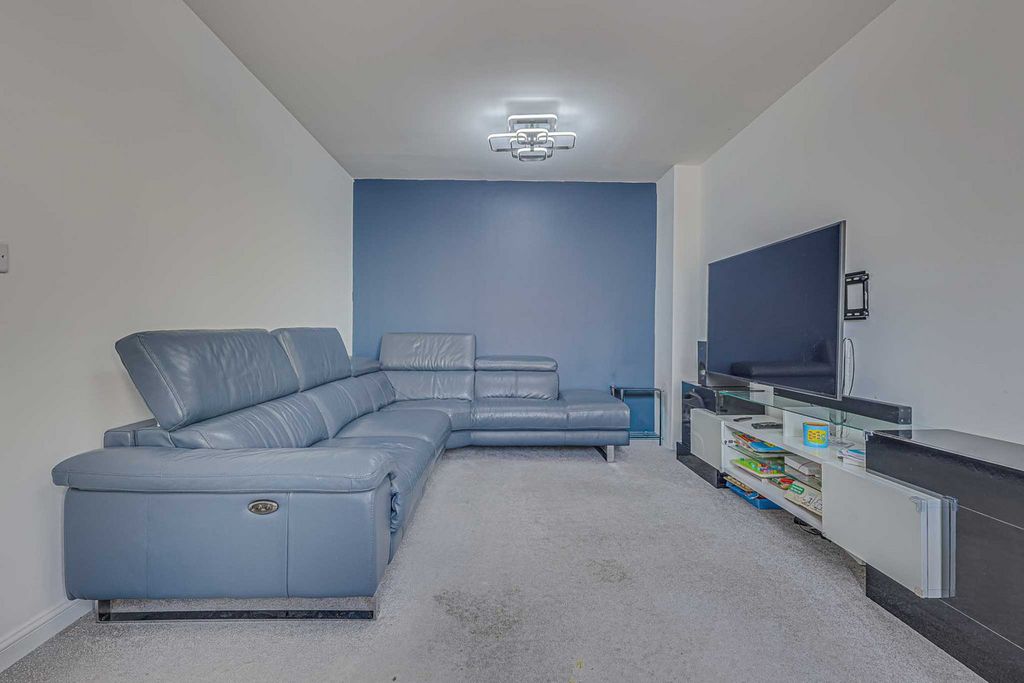 Property photo 3 of 26