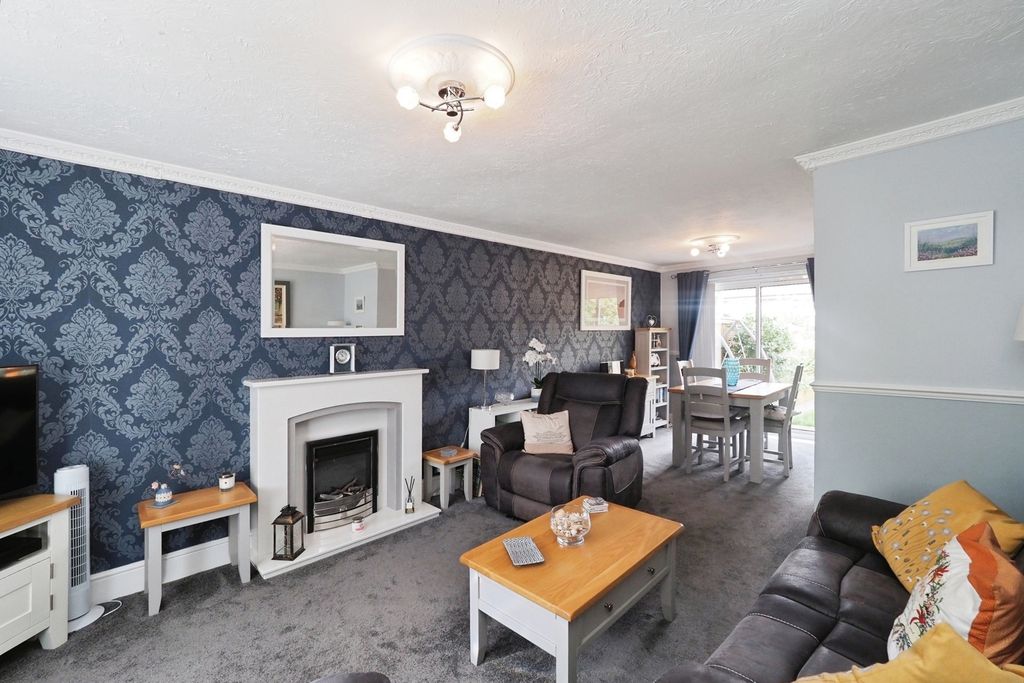 Property photo 3 of 17 Lounge/Diner