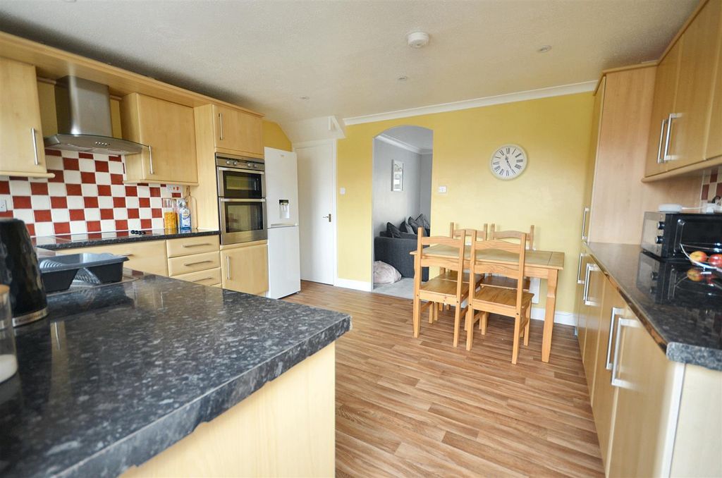 Property photo 3 of 9 Kitchen/Dining Room