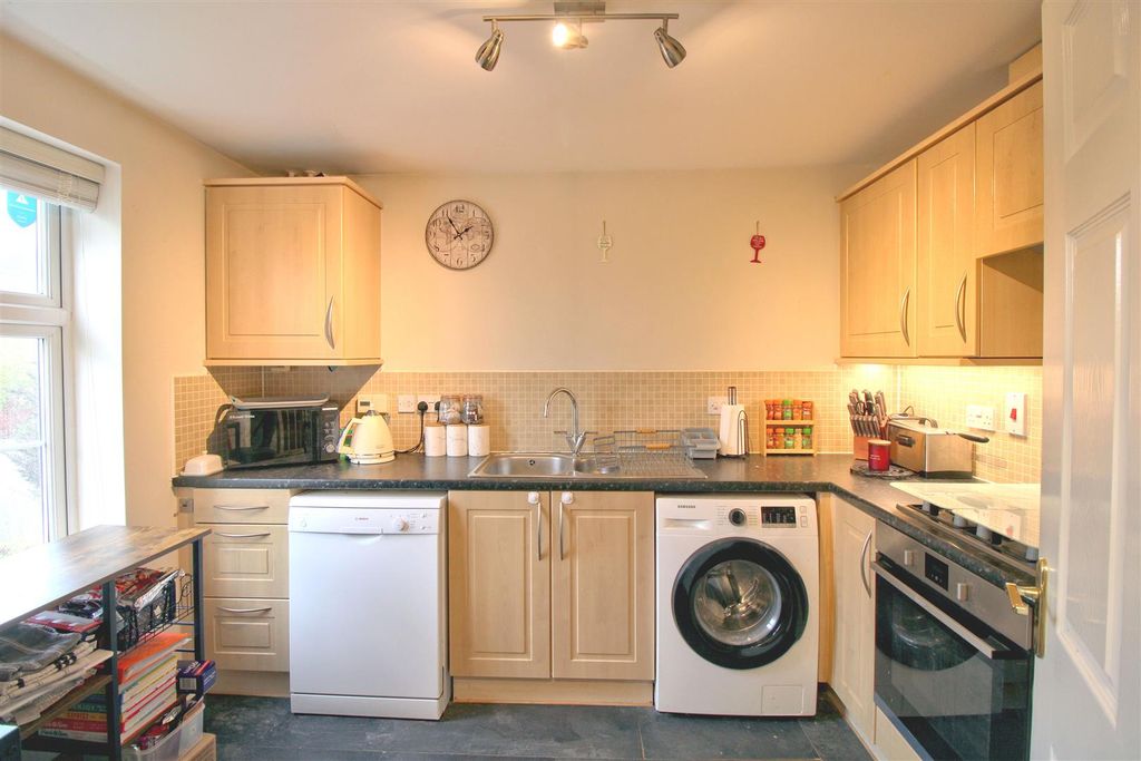 Property photo 3 of 23 Kitchen
