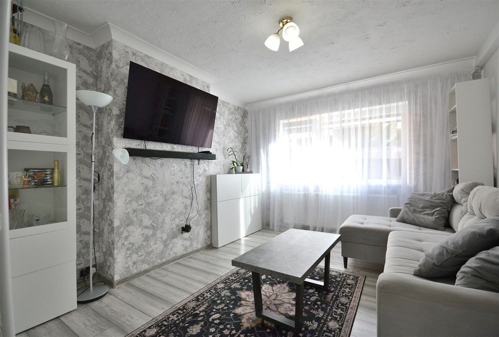 Property photo 2 of 16 Lounge