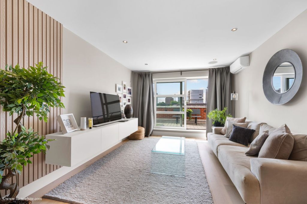 Property photo 2 of 11 Sitting Area