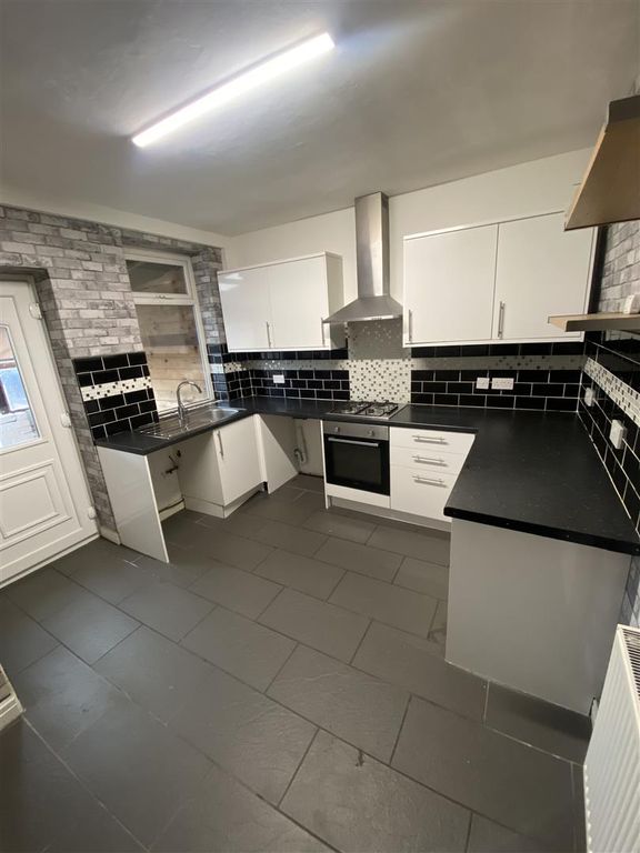 Property photo 3 of 10 Kitchen