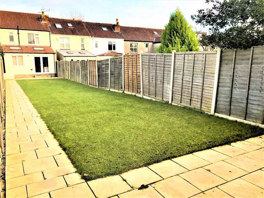 Property photo 3 of 15 A Spacious Garden Featuring A Well-Maintained Lawn...