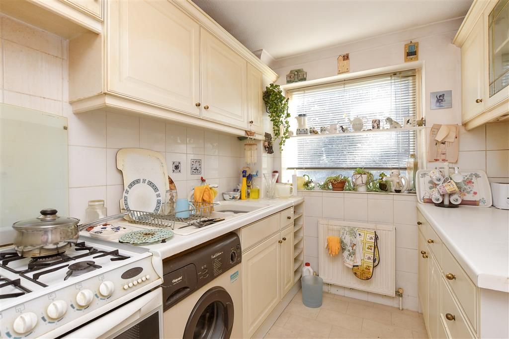 Property photo 3 of 10 Kitchen