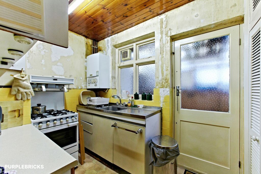 Property photo 3 of 18 Kitchen