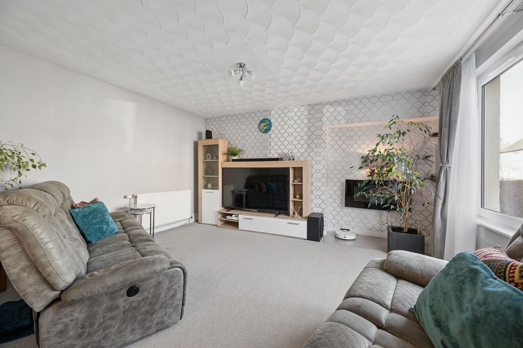 Property photo 3 of 29 Lounge