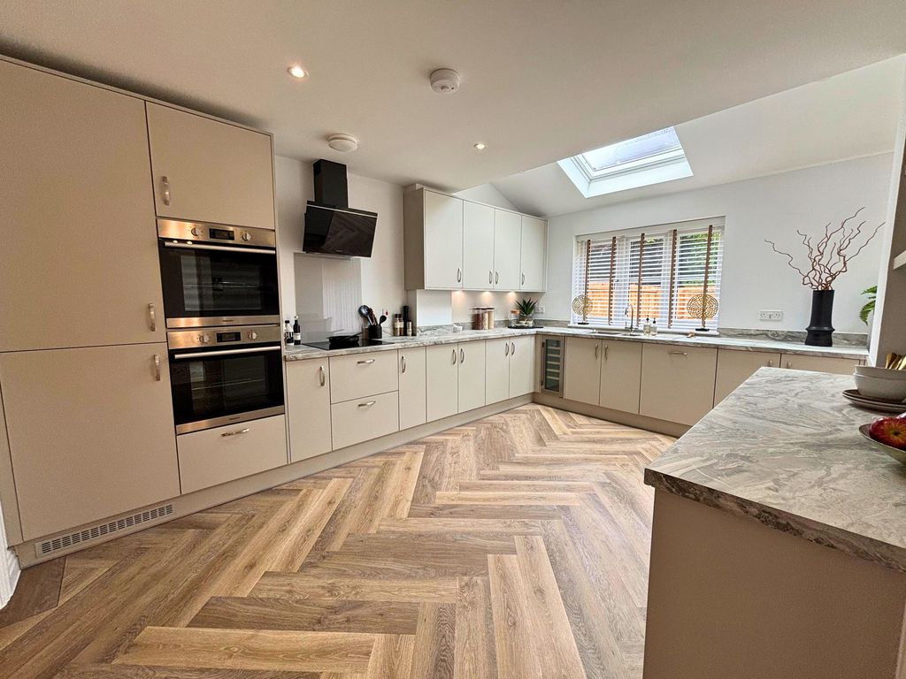 Property photo 2 of 25 Kitchen