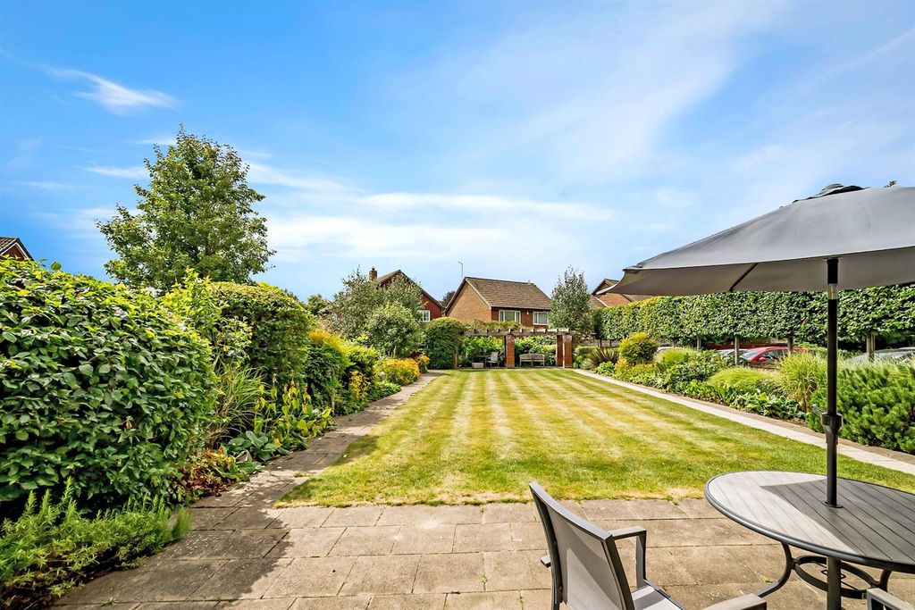 Property photo 3 of 17 15-27B0Jph-2 Blyton House Bourne End-38-Medium.Jpg