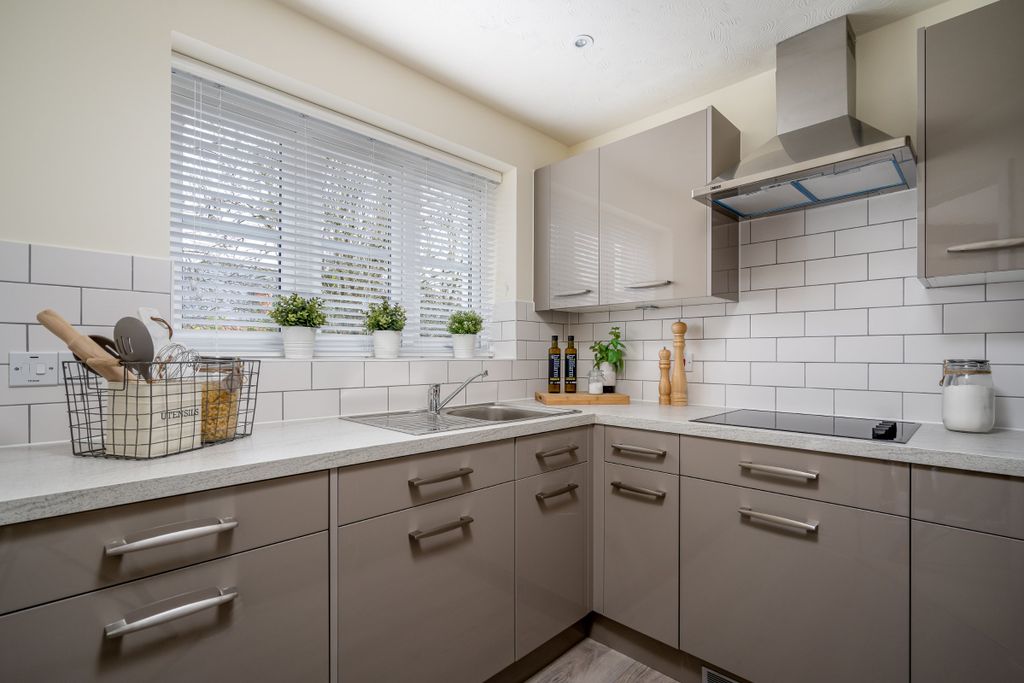 Property photo 3 of 8 Kitchen