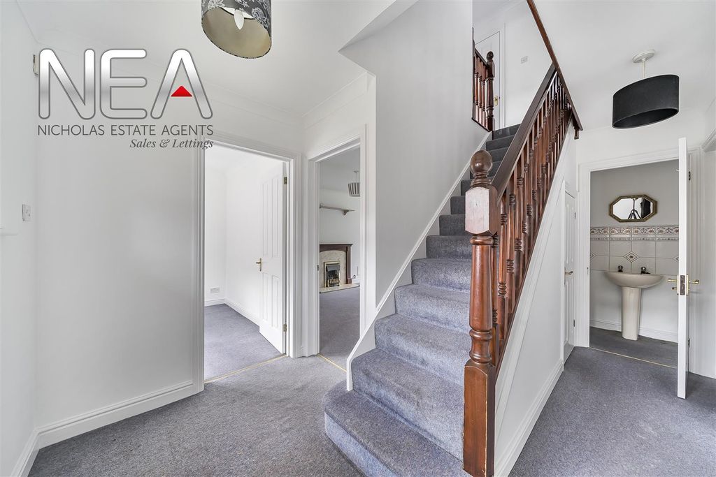 Property photo 3 of 22 Entrance Hall