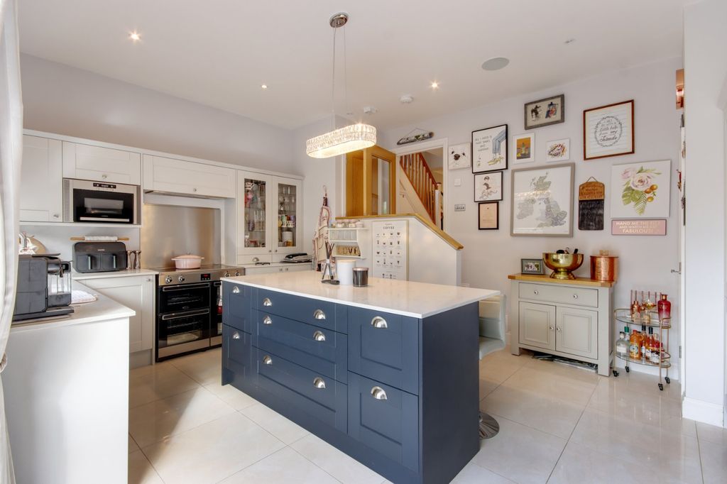 Property photo 2 of 14 Kitchen/Breakfast Rm
