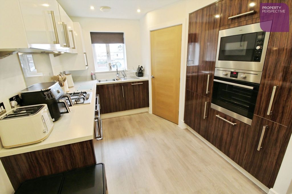 Property photo 3 of 12 Dining Kitchen