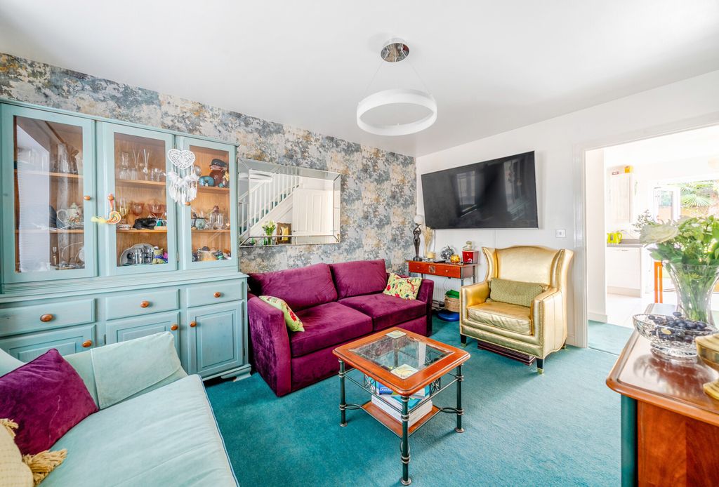 Property photo 2 of 9 1333745-9-689352F...