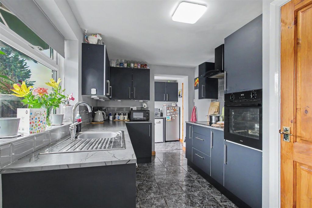 Property photo 3 of 18 Kitchen