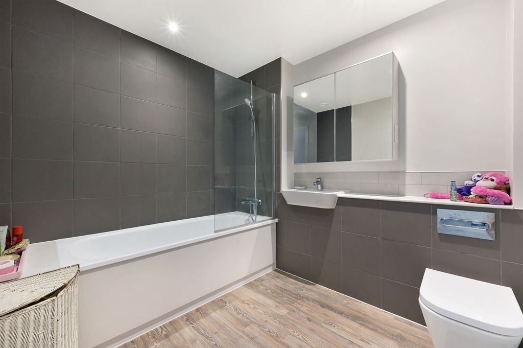 Property photo 3 of 11 Bathroom