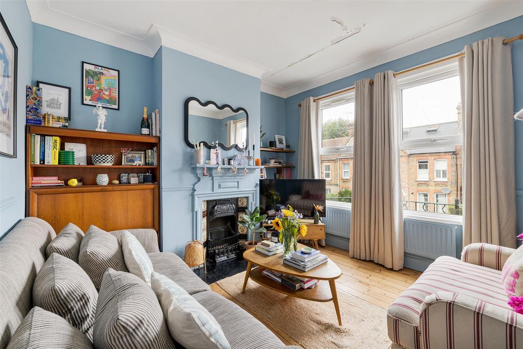 Property photo 2 of 23 Courtenay Road E17