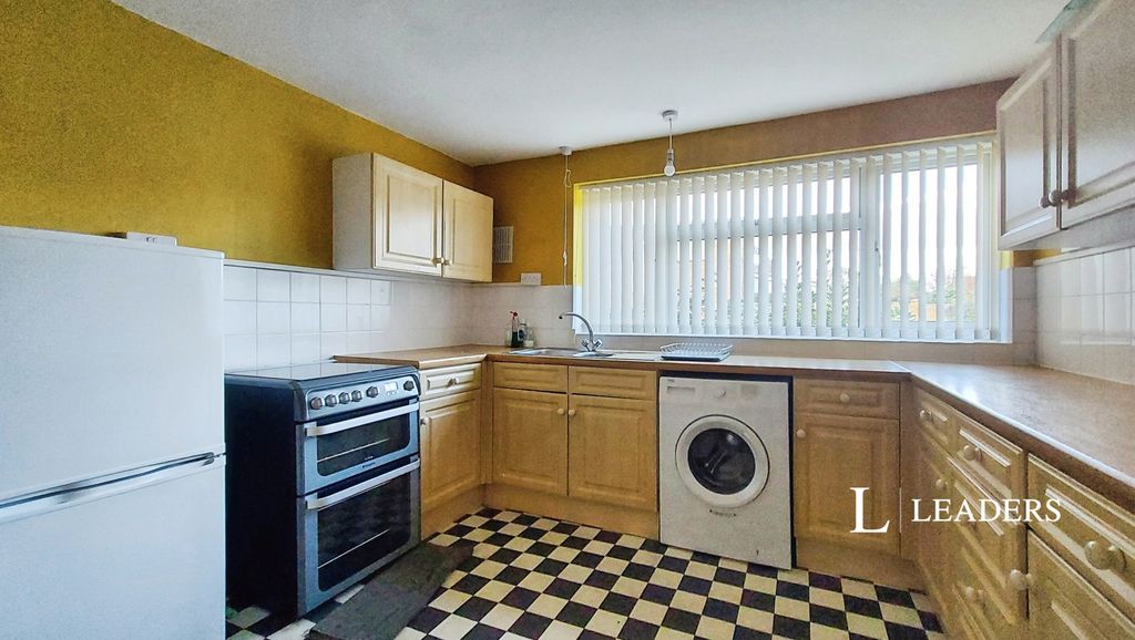 Property photo 3 of 11 Kitchen