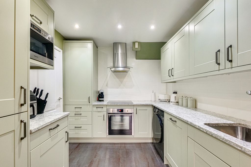 Property photo 2 of 24