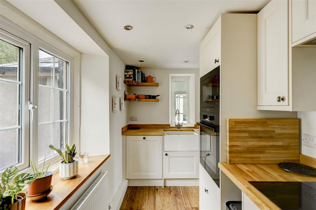 Property photo 3 of 17 Kitchen