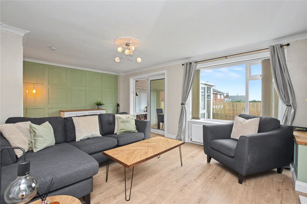 Property photo 2 of 28 Picture No. 15