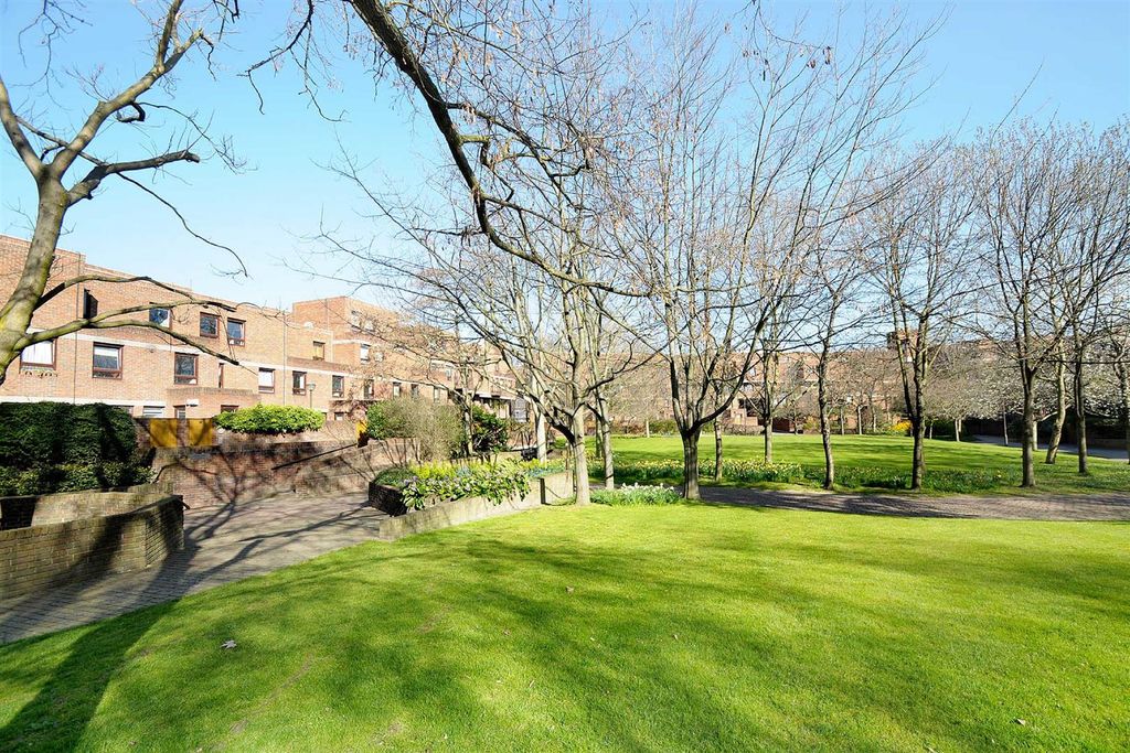 Property photo 1 of 8 Communal Gardens