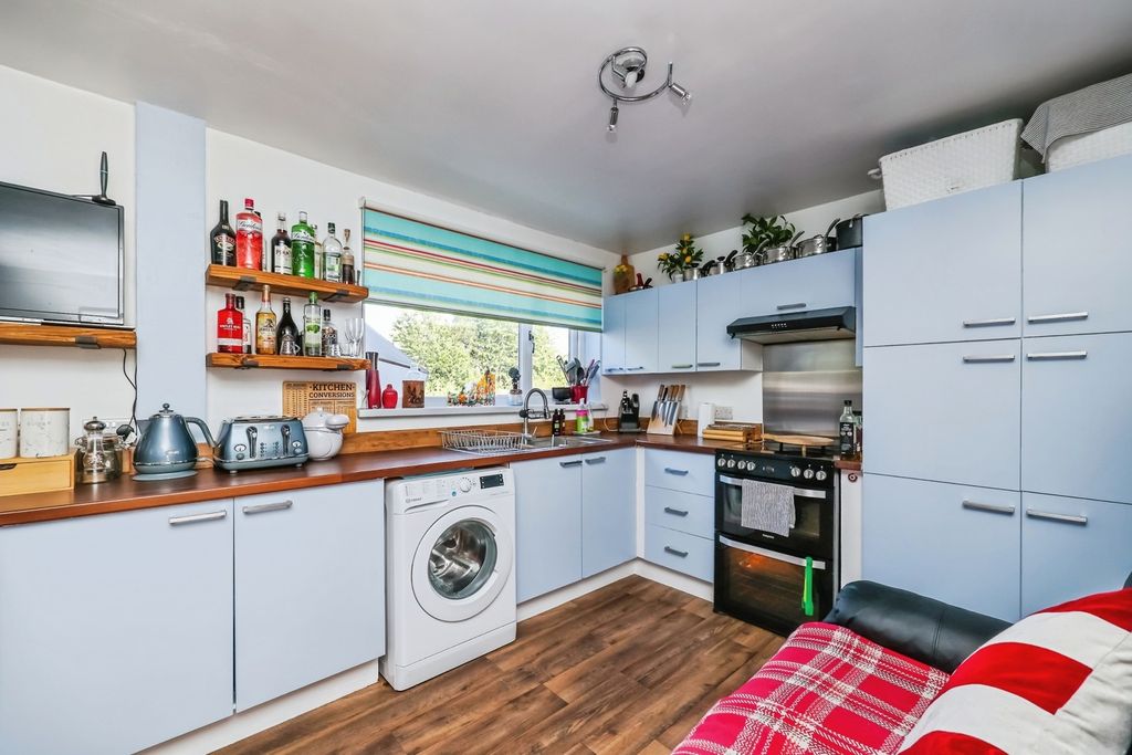 Property photo 3 of 17 Fitted Kitchen