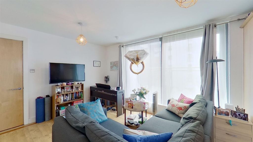 Property photo 3 of 12 17-Hardwicks-Sq-Wandsworth-Sw18-07042021_214457.Jp