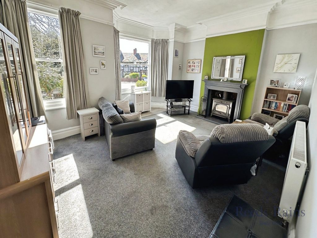 Property photo 2 of 13 Lounge