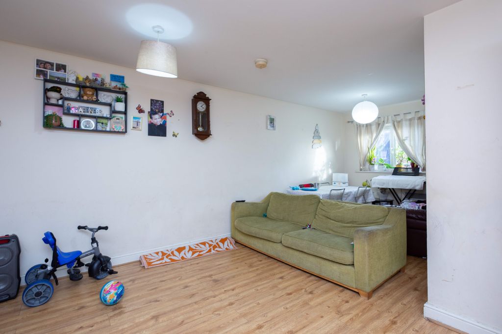 Property photo 3 of 12 Lounge