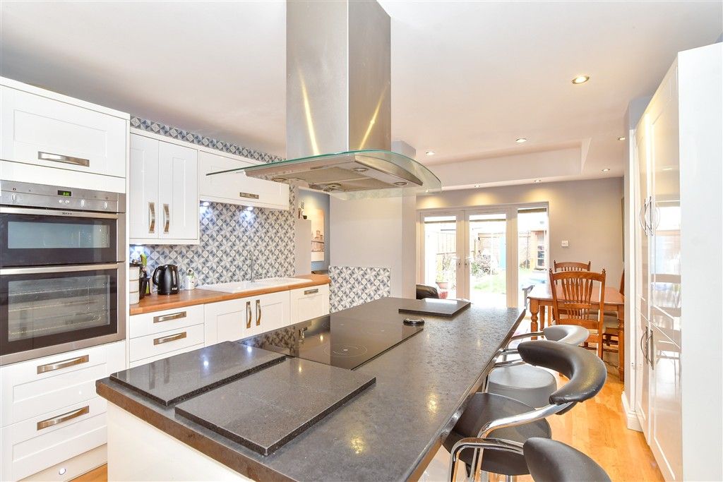 Property photo 3 of 11 Kitchen