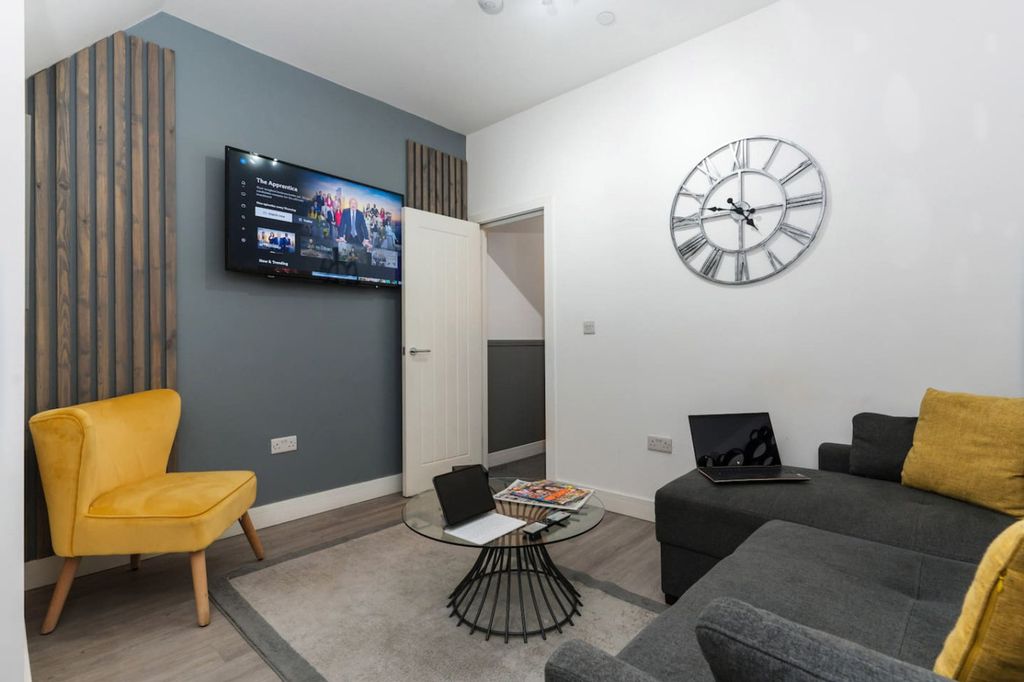 Property photo 1 of 16 Living Room