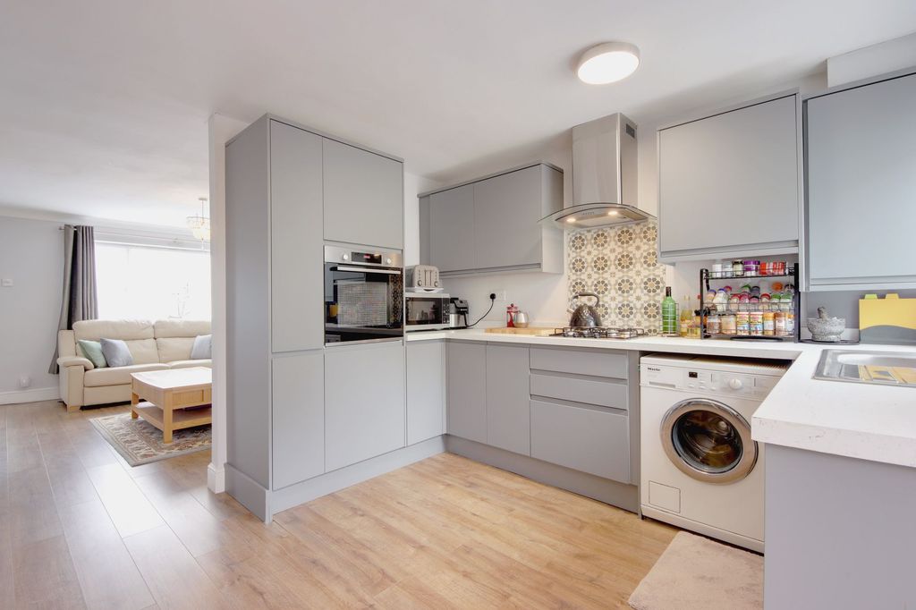 Property photo 1 of 10 Kitchen
