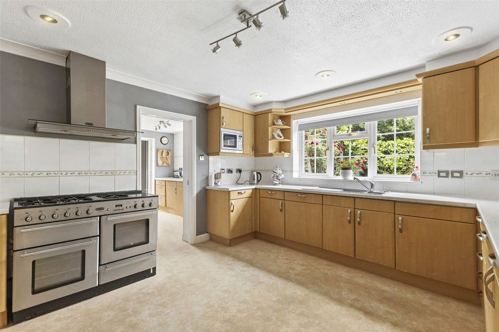 4 bed country house for salePaddock Fields, Old Basing RG24 photo 5