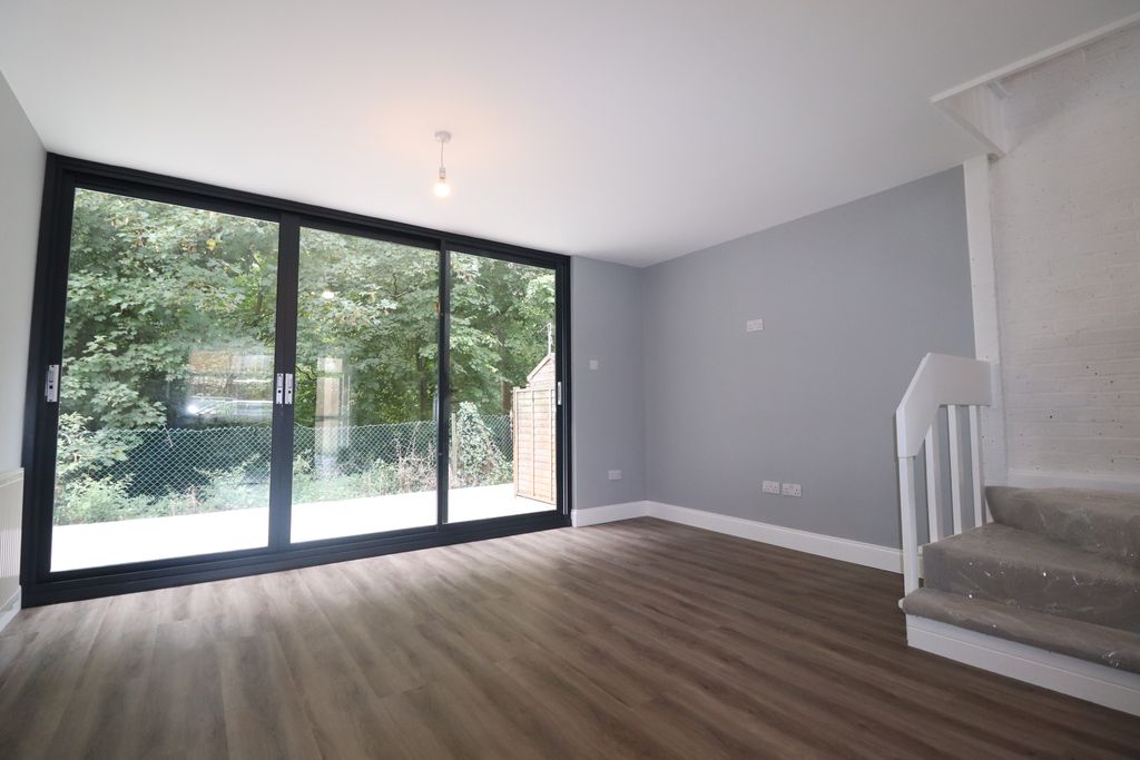 Property photo 1 of 11 Living Room