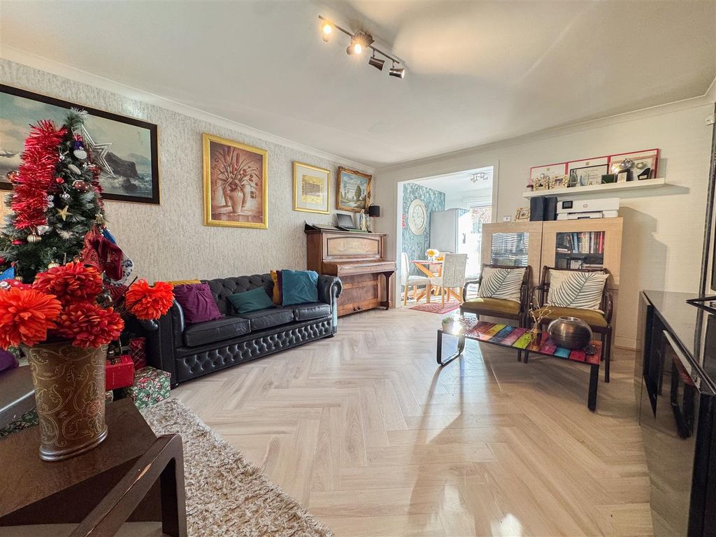 Property photo 3 of 26 Lounge