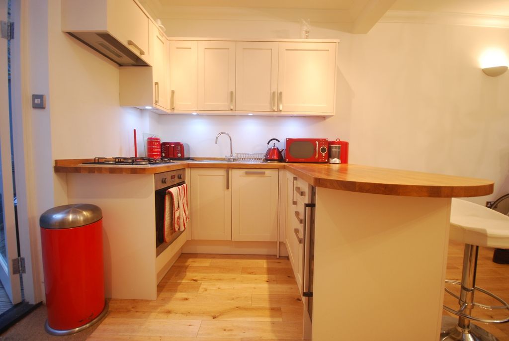 Property photo 2 of 9 Kitchen