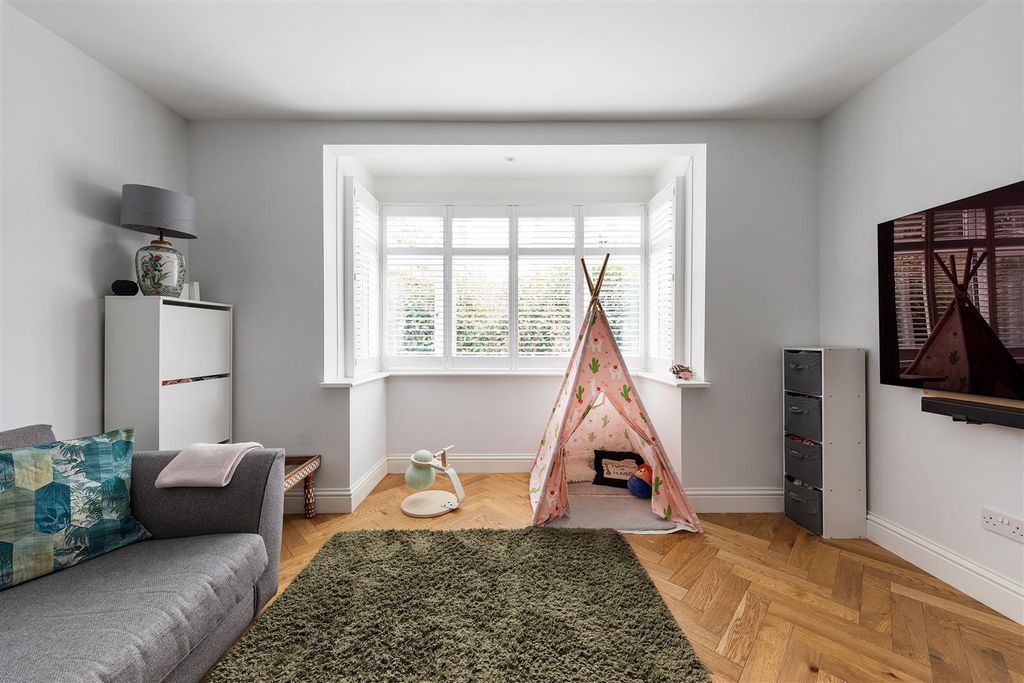 Property photo 3 of 26 Latimer Road, E11