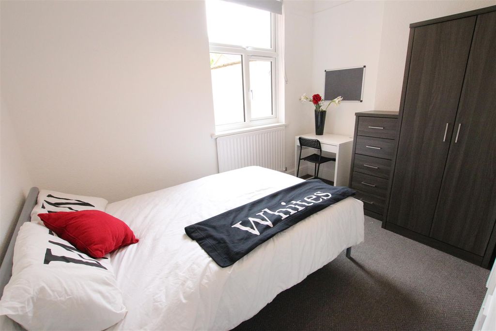 Property photo 1 of 17 Room 2