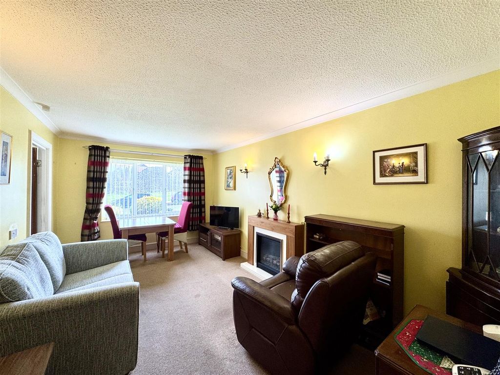 Property photo 2 of 10 Sitting Room