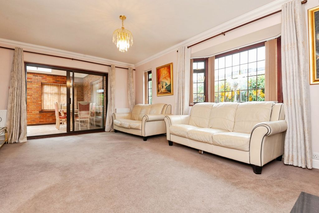 Property photo 3 of 17 Lounge