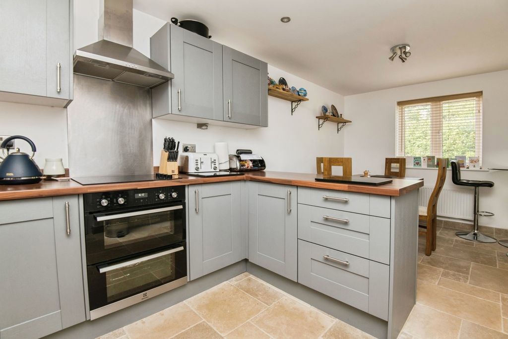 Property photo 3 of 12 Kitchen