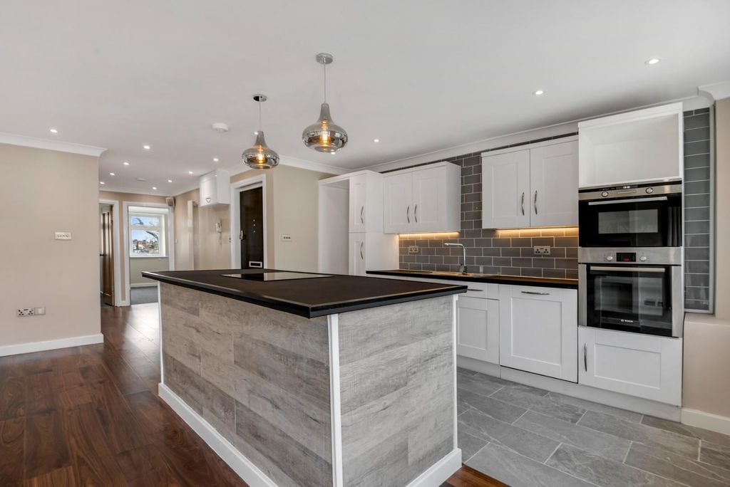 Property photo 2 of 16 Kitchen/Reception