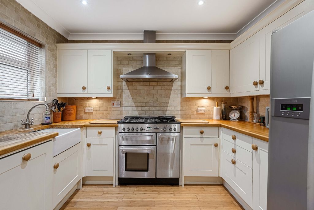 Property photo 2 of 16 3737367