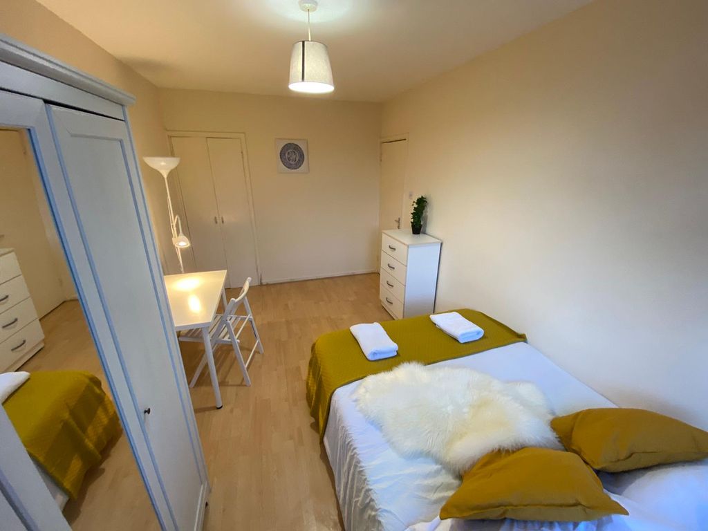 Property photo 2 of 14 Room 4- £850 Available 09/02/2026