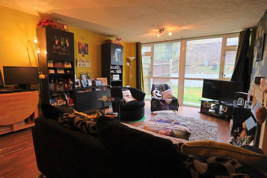 Property photo 3 of 17 Lounge