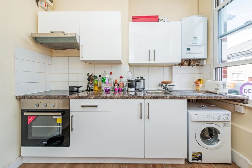 Property photo 2 of 8 Kitchen 2