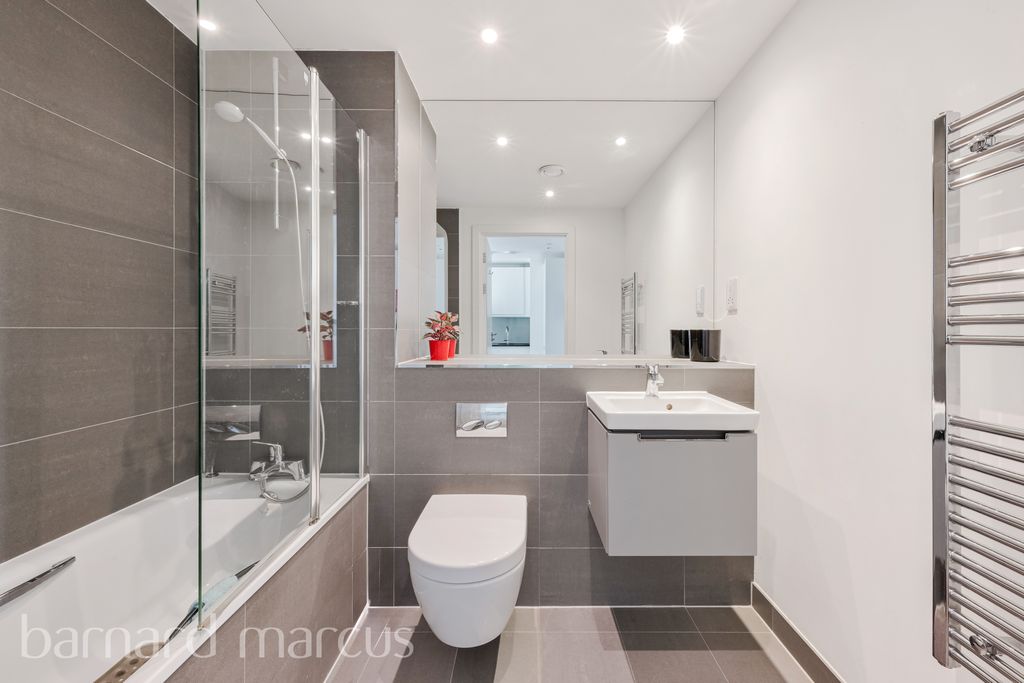 Property photo 3 of 9 Bathroom